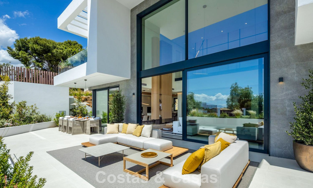 Villa de lujo de alta gama con diseño minimalista en venta en una urbanización cerrada al este del centro de Marbella 800675