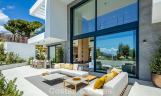 Villa de lujo de alta gama con diseño minimalista en venta en una urbanización cerrada al este del centro de Marbella 800675 
