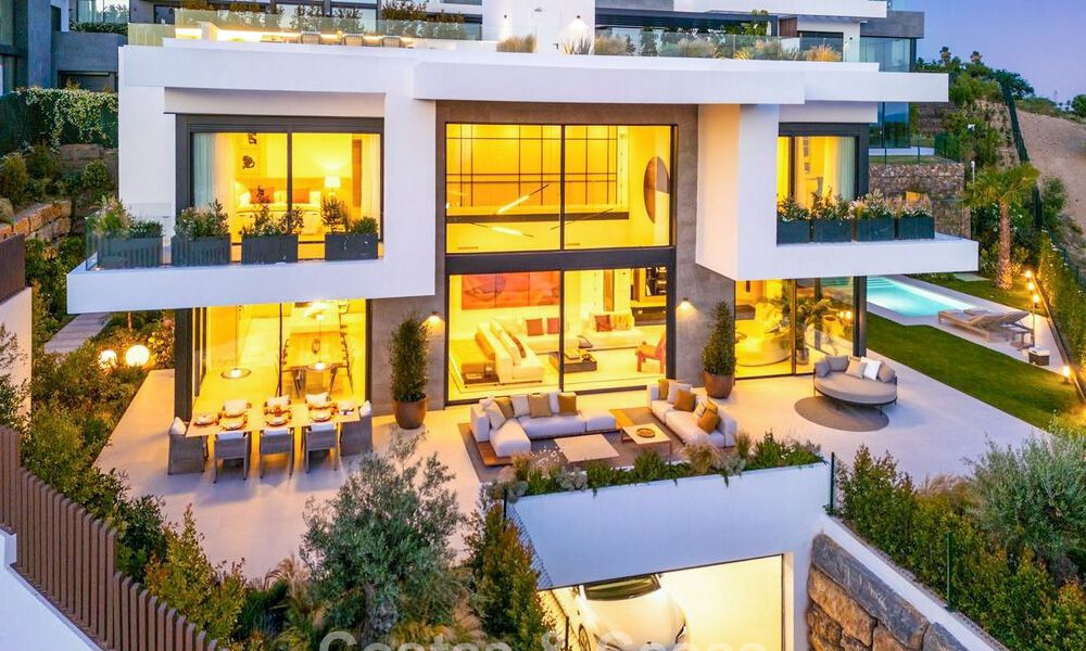Villa de lujo de alta gama con diseño minimalista en venta en una urbanización cerrada al este del centro de Marbella 800676