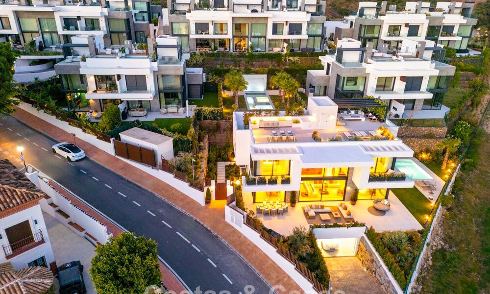 Villa de lujo de alta gama con diseño minimalista en venta en una urbanización cerrada al este del centro de Marbella 800677