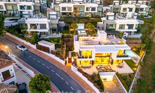 Villa de lujo de alta gama con diseño minimalista en venta en una urbanización cerrada al este del centro de Marbella 800677 