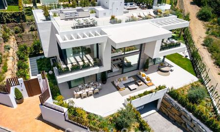 Villa de lujo de alta gama con diseño minimalista en venta en una urbanización cerrada al este del centro de Marbella 800678