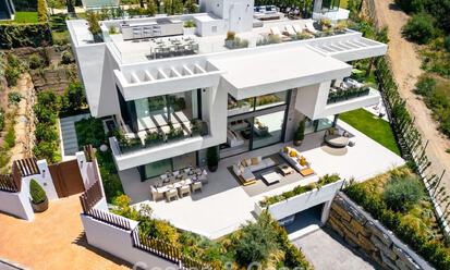 Villa de lujo de alta gama con diseño minimalista en venta en una urbanización cerrada al este del centro de Marbella 800678