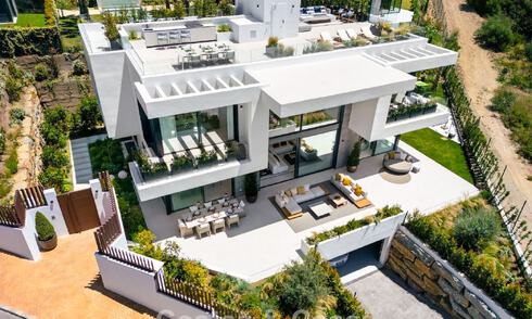 Villa de lujo de alta gama con diseño minimalista en venta en una urbanización cerrada al este del centro de Marbella 800678