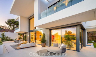 Villa de lujo de alta gama con diseño minimalista en venta en una urbanización cerrada al este del centro de Marbella 800679 
