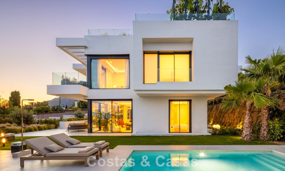 Villa de lujo de alta gama con diseño minimalista en venta en una urbanización cerrada al este del centro de Marbella 800680