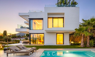 Villa de lujo de alta gama con diseño minimalista en venta en una urbanización cerrada al este del centro de Marbella 800680 