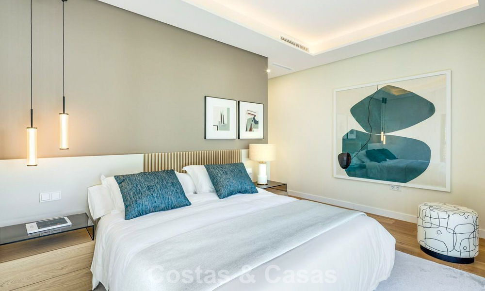 Villa de lujo de alta gama con diseño minimalista en venta en una urbanización cerrada al este del centro de Marbella 800682