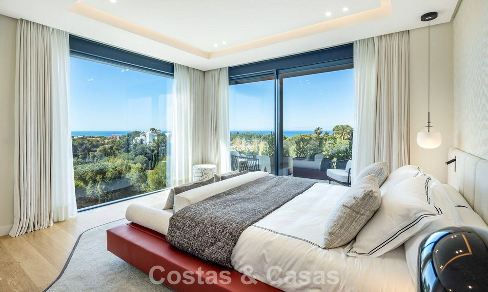 Villa de lujo de alta gama con diseño minimalista en venta en una urbanización cerrada al este del centro de Marbella 800683