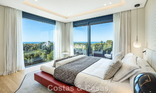 Villa de lujo de alta gama con diseño minimalista en venta en una urbanización cerrada al este del centro de Marbella 800683 