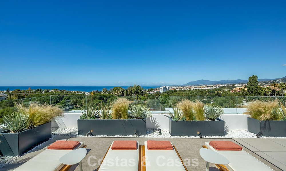 Villa de lujo de alta gama con diseño minimalista en venta en una urbanización cerrada al este del centro de Marbella 800685