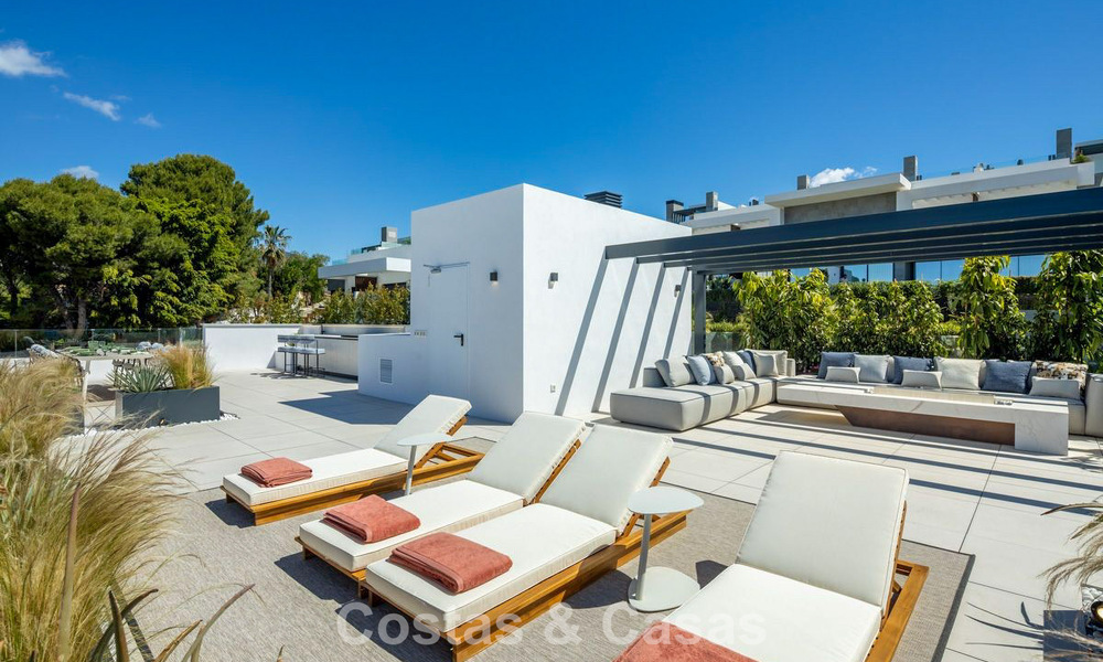 Villa de lujo de alta gama con diseño minimalista en venta en una urbanización cerrada al este del centro de Marbella 800688