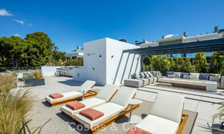 Villa de lujo de alta gama con diseño minimalista en venta en una urbanización cerrada al este del centro de Marbella 800688 