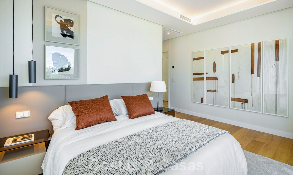 Villa de lujo de alta gama con diseño minimalista en venta en una urbanización cerrada al este del centro de Marbella 800689