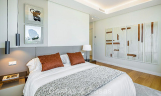 Villa de lujo de alta gama con diseño minimalista en venta en una urbanización cerrada al este del centro de Marbella 800689 