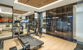 Villa de lujo de alta gama con diseño minimalista en venta en una urbanización cerrada al este del centro de Marbella 800691 
