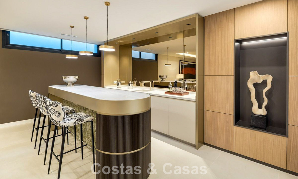 Villa de lujo de alta gama con diseño minimalista en venta en una urbanización cerrada al este del centro de Marbella 800692