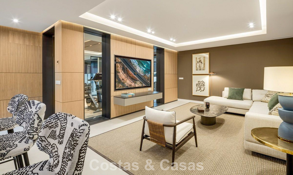 Villa de lujo de alta gama con diseño minimalista en venta en una urbanización cerrada al este del centro de Marbella 800693