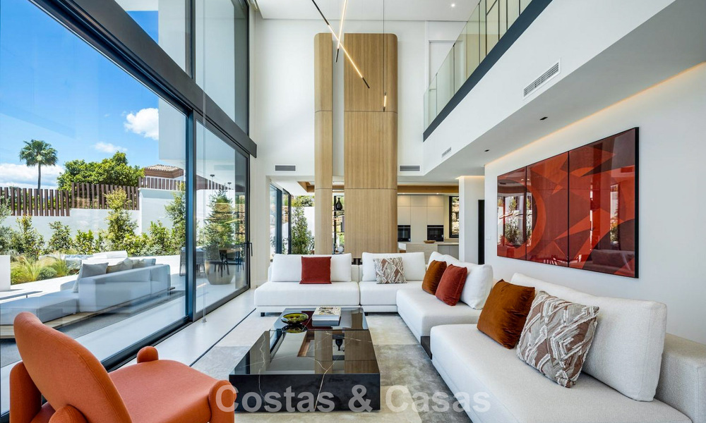 Villa de lujo de alta gama con diseño minimalista en venta en una urbanización cerrada al este del centro de Marbella 800695