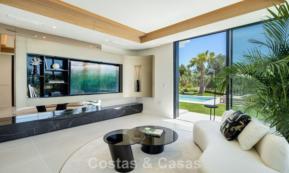 Villa de lujo de alta gama con diseño minimalista en venta en una urbanización cerrada al este del centro de Marbella 800696