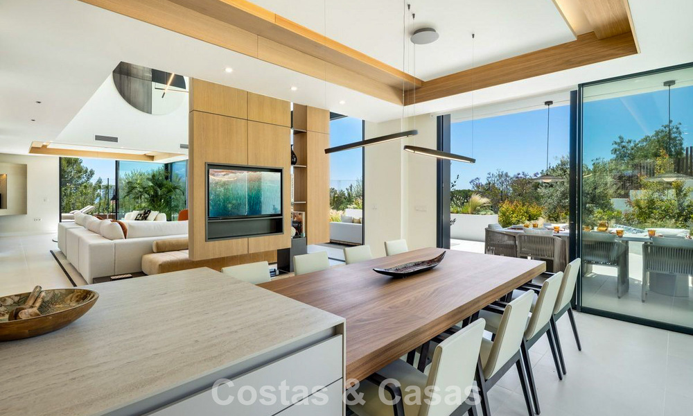 Villa de lujo de alta gama con diseño minimalista en venta en una urbanización cerrada al este del centro de Marbella 800697