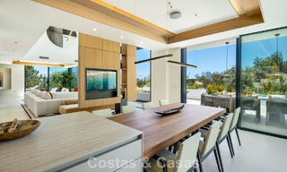 Villa de lujo de alta gama con diseño minimalista en venta en una urbanización cerrada al este del centro de Marbella 800697 