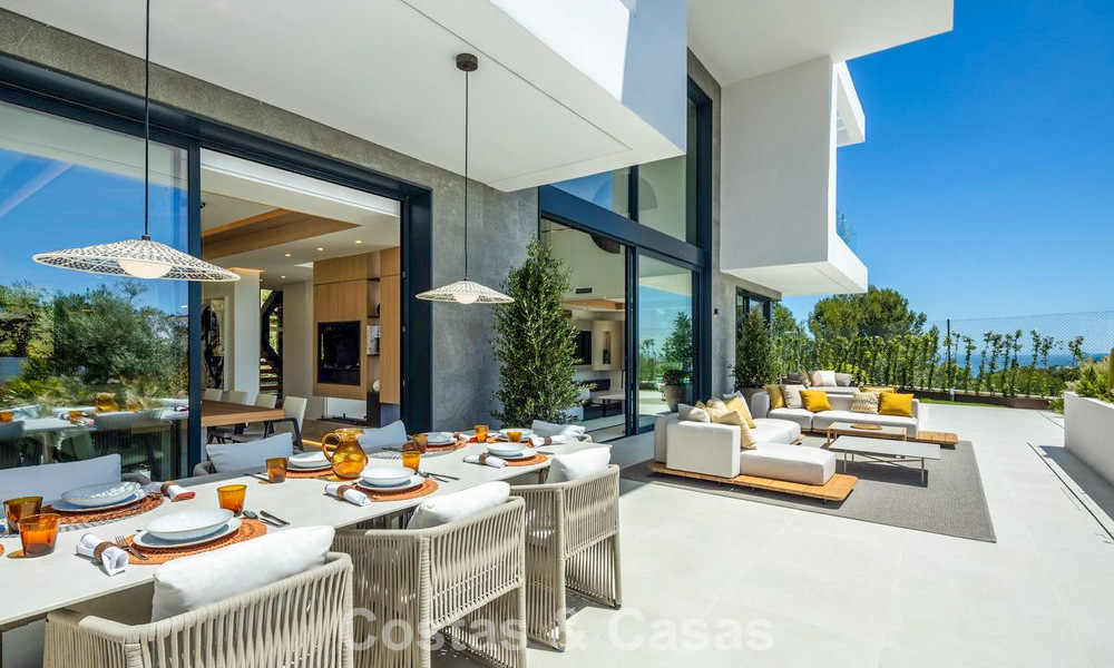 Villa de lujo de alta gama con diseño minimalista en venta en una urbanización cerrada al este del centro de Marbella 800698