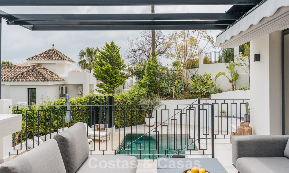 Villa de lujo totalmente renovada en venta en el Valle del Golf de Nueva Andalucía, Marbella 800740