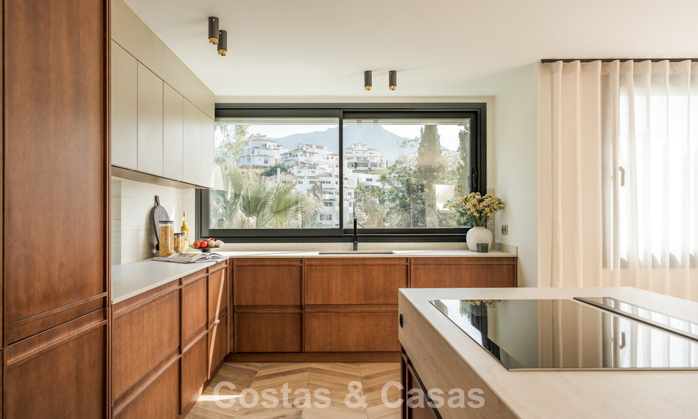 Villa de lujo totalmente renovada en venta en el Valle del Golf de Nueva Andalucía, Marbella 800745