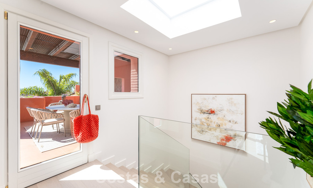 Exclusivo ático dúplex en primera línea de playa en venta en la new golden mile entre Marbella y Estepona 800753