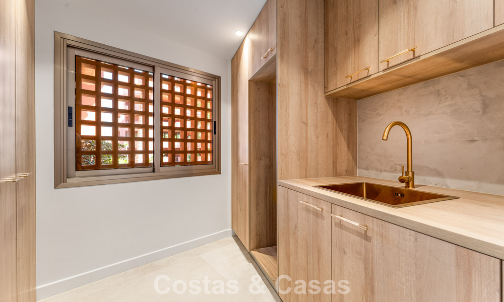 Exclusivo ático dúplex en primera línea de playa en venta en la new golden mile entre Marbella y Estepona 800754