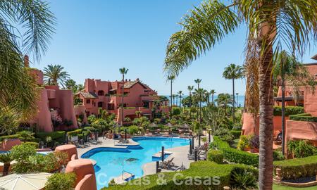 Exclusivo ático dúplex en primera línea de playa en venta en la new golden mile entre Marbella y Estepona 800755