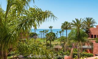 Exclusivo ático dúplex en primera línea de playa en venta en la new golden mile entre Marbella y Estepona 800756 