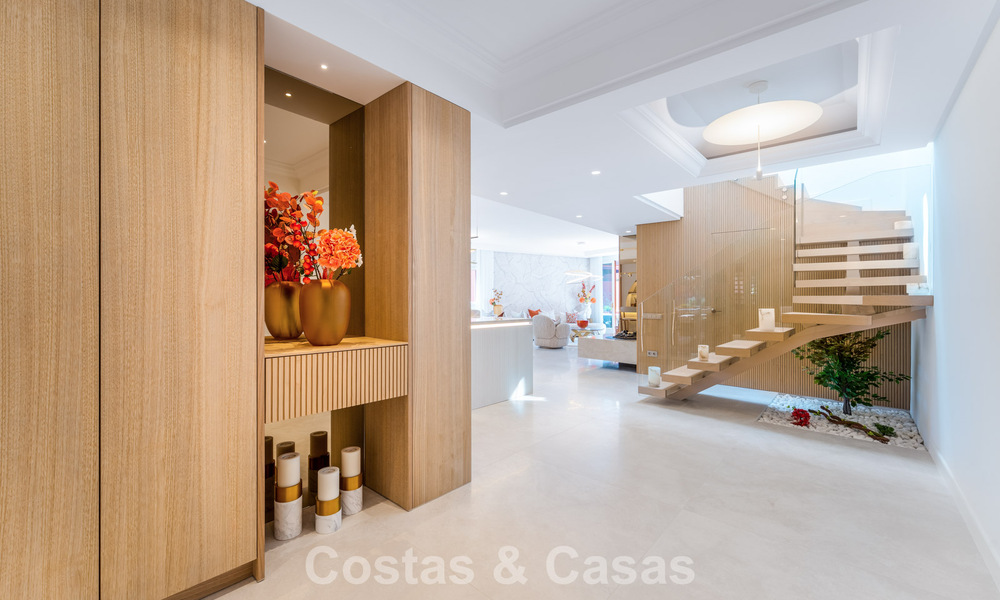 Exclusivo ático dúplex en primera línea de playa en venta en la new golden mile entre Marbella y Estepona 800757