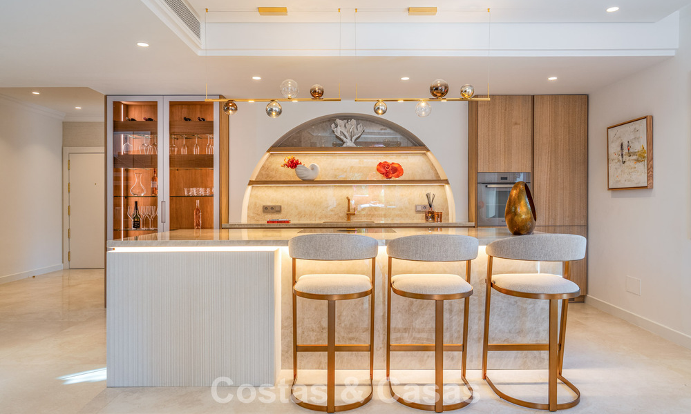 Exclusivo ático dúplex en primera línea de playa en venta en la new golden mile entre Marbella y Estepona 800759