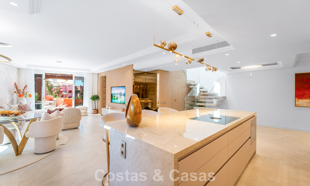 Exclusivo ático dúplex en primera línea de playa en venta en la new golden mile entre Marbella y Estepona 800761