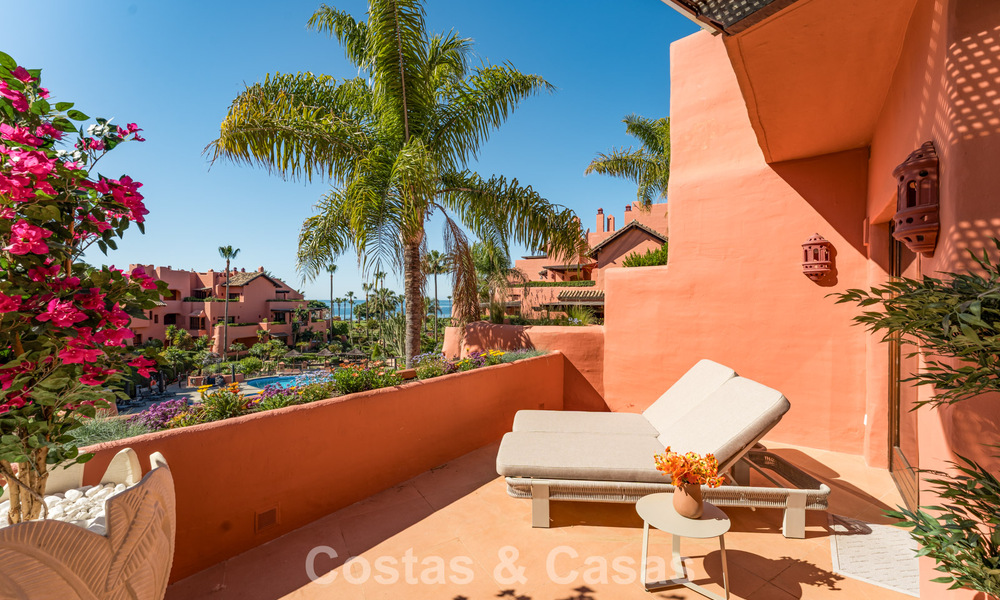 Exclusivo ático dúplex en primera línea de playa en venta en la new golden mile entre Marbella y Estepona 800766