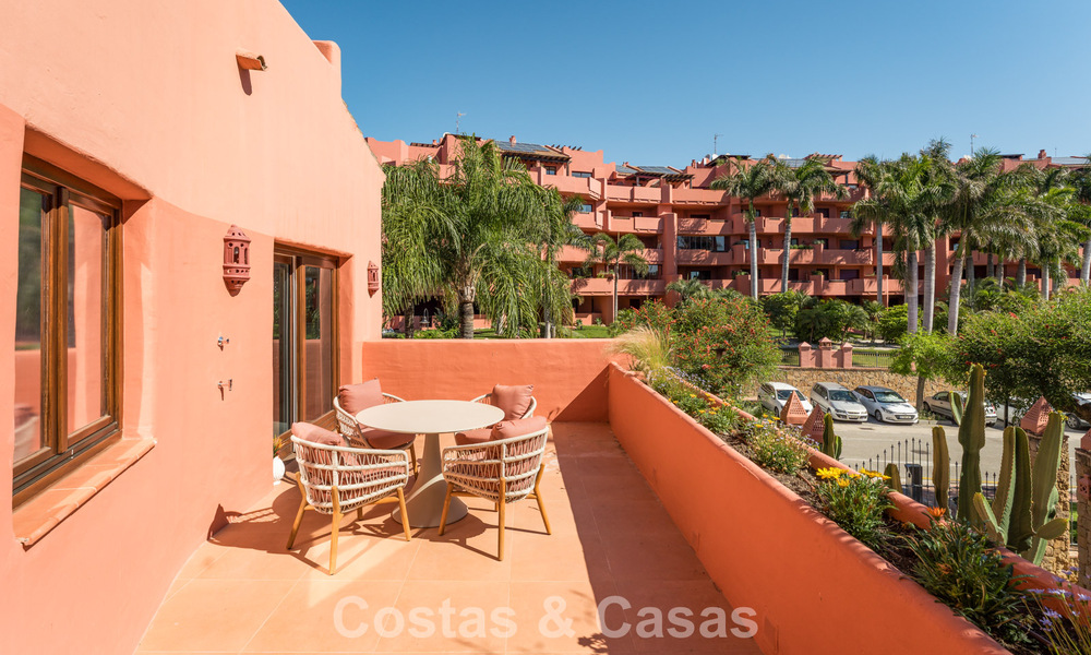Exclusivo ático dúplex en primera línea de playa en venta en la new golden mile entre Marbella y Estepona 800768