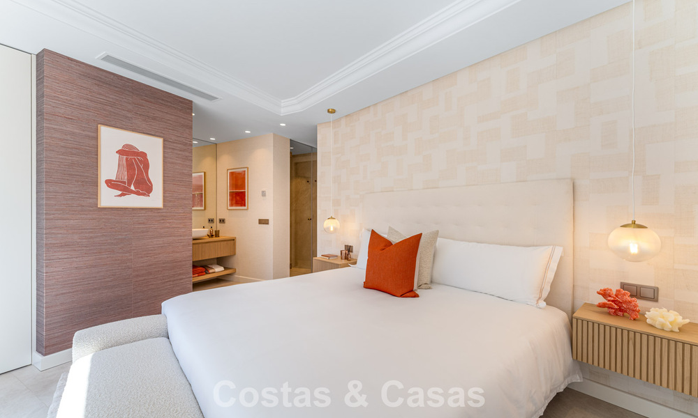 Exclusivo ático dúplex en primera línea de playa en venta en la new golden mile entre Marbella y Estepona 800770