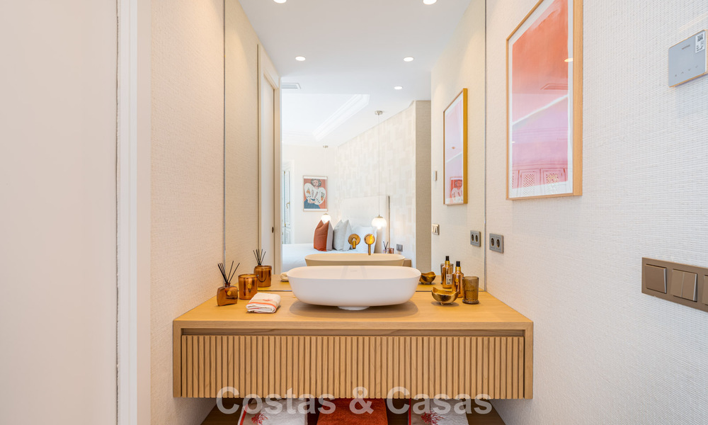 Exclusivo ático dúplex en primera línea de playa en venta en la new golden mile entre Marbella y Estepona 800771