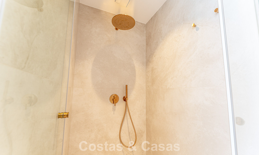 Exclusivo ático dúplex en primera línea de playa en venta en la new golden mile entre Marbella y Estepona 800772