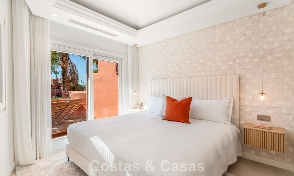 Exclusivo ático dúplex en primera línea de playa en venta en la new golden mile entre Marbella y Estepona 800773