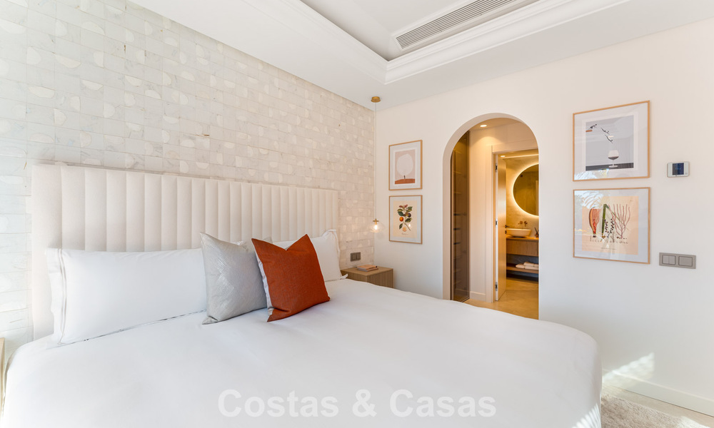 Exclusivo ático dúplex en primera línea de playa en venta en la new golden mile entre Marbella y Estepona 800774