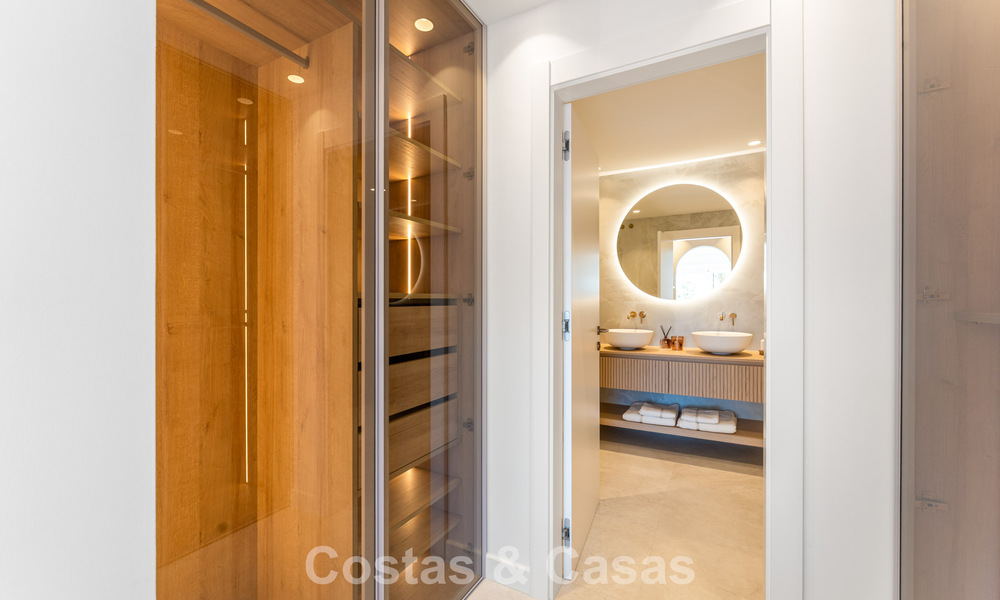 Exclusivo ático dúplex en primera línea de playa en venta en la new golden mile entre Marbella y Estepona 800775