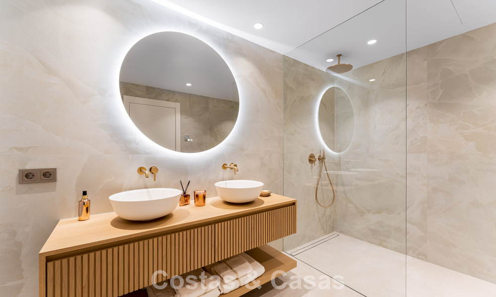 Exclusivo ático dúplex en primera línea de playa en venta en la new golden mile entre Marbella y Estepona 800776