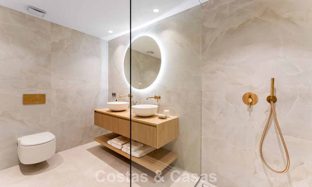 Exclusivo ático dúplex en primera línea de playa en venta en la new golden mile entre Marbella y Estepona 800777