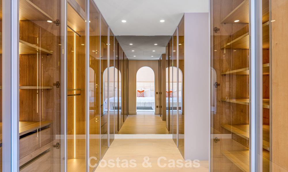 Exclusivo ático dúplex en primera línea de playa en venta en la new golden mile entre Marbella y Estepona 800782