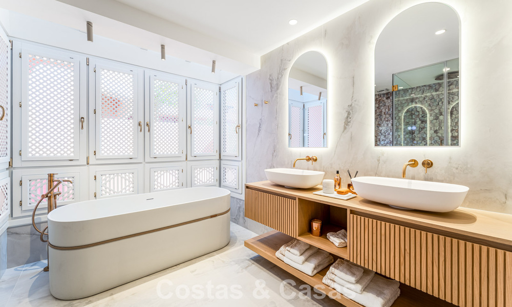 Exclusivo ático dúplex en primera línea de playa en venta en la new golden mile entre Marbella y Estepona 800783