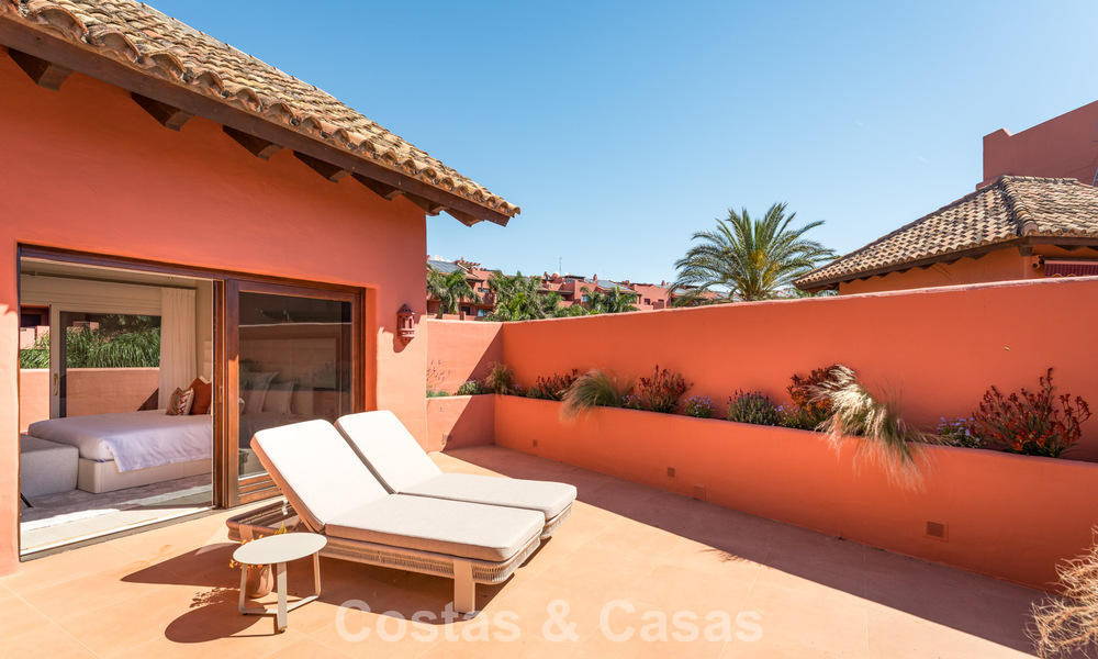 Exclusivo ático dúplex en primera línea de playa en venta en la new golden mile entre Marbella y Estepona 800788