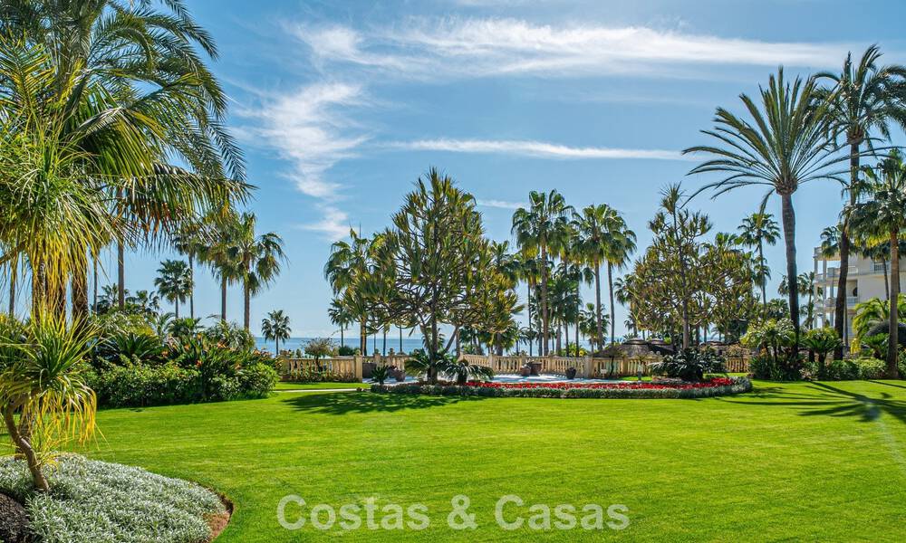 Apartamento en venta, en primera línea de playa en el complejo de cinco estrellas Las Dunas Park, Marbella - Estepona 800868